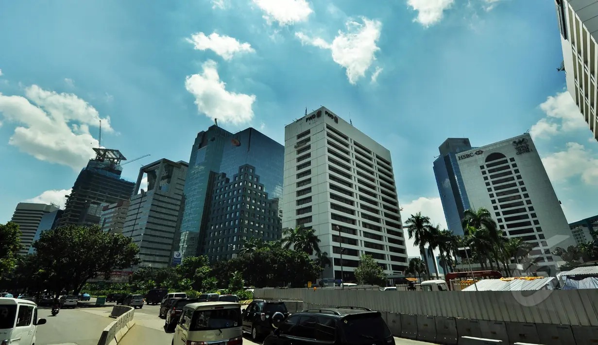 Gedung bertingkat di kawasan Sudirman, Jakarta, (17/3/2015). Dinas Penanggulangan Kebakaran dan Keselamatan Provinsi DKI akan menjalankan verifikasi untuk memastikan kelengkapan proteksi kebakaran di tiap gedung bertingkat. (Liputan6.com/Faizal Fanani)