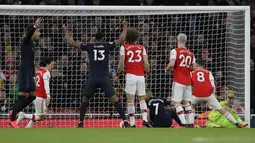 Pemain Everton Richarlison (keempat kanan) mencetak gol ke gawang Arsenal pada pertandingan Liga Inggris di Emirates Stadium, London, Minggu (23/2/2020). Arsenal menang 3-2. (AP Photo/Kirsty Wigglesworth)