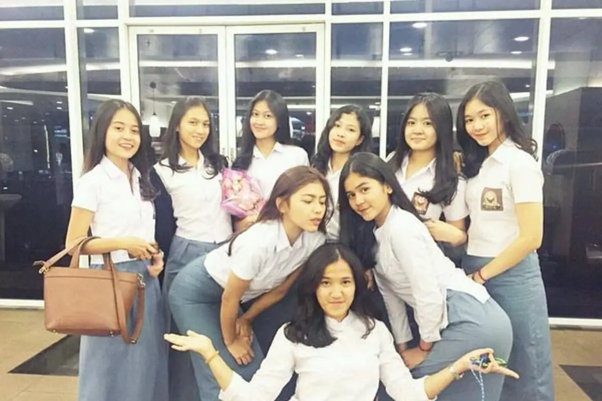 Ini Gaya Foto Andalan Anak-anak SMA Perempuan Kalau Lagi Kumpul