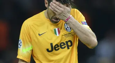 Reaksi kiper Juventus Gianluigi Buffon usai pertandingan di laga final Liga Champions 2014-2015 di Olympiastadion, Berlin, Minggu (7/6/2015). Juventus dikalahkan Barcelona dengan skor 3-1. (AFP Photo/Oliver Lang)