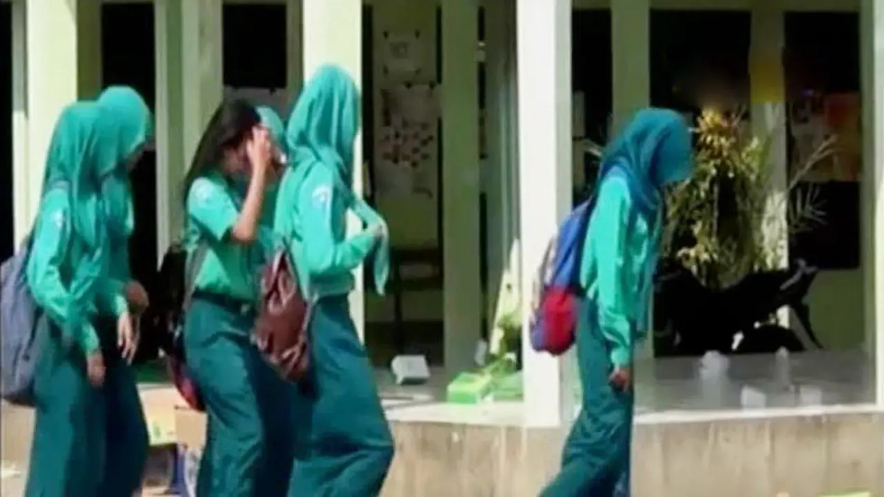 Wali Murid di Kediri Protes Pelepasan Jilbab untuk Foto Ijazah