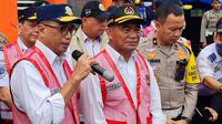 Menteri Menko PMK Muhadjir Effendy dan Menteri Perhubungan Budi Sumadi Karya saat meninjau Pos Pelayanan Terpadu Gadog, Bogor, Jumat (30/12/2022) (Liputan6.com/Achmad Sudarno)
