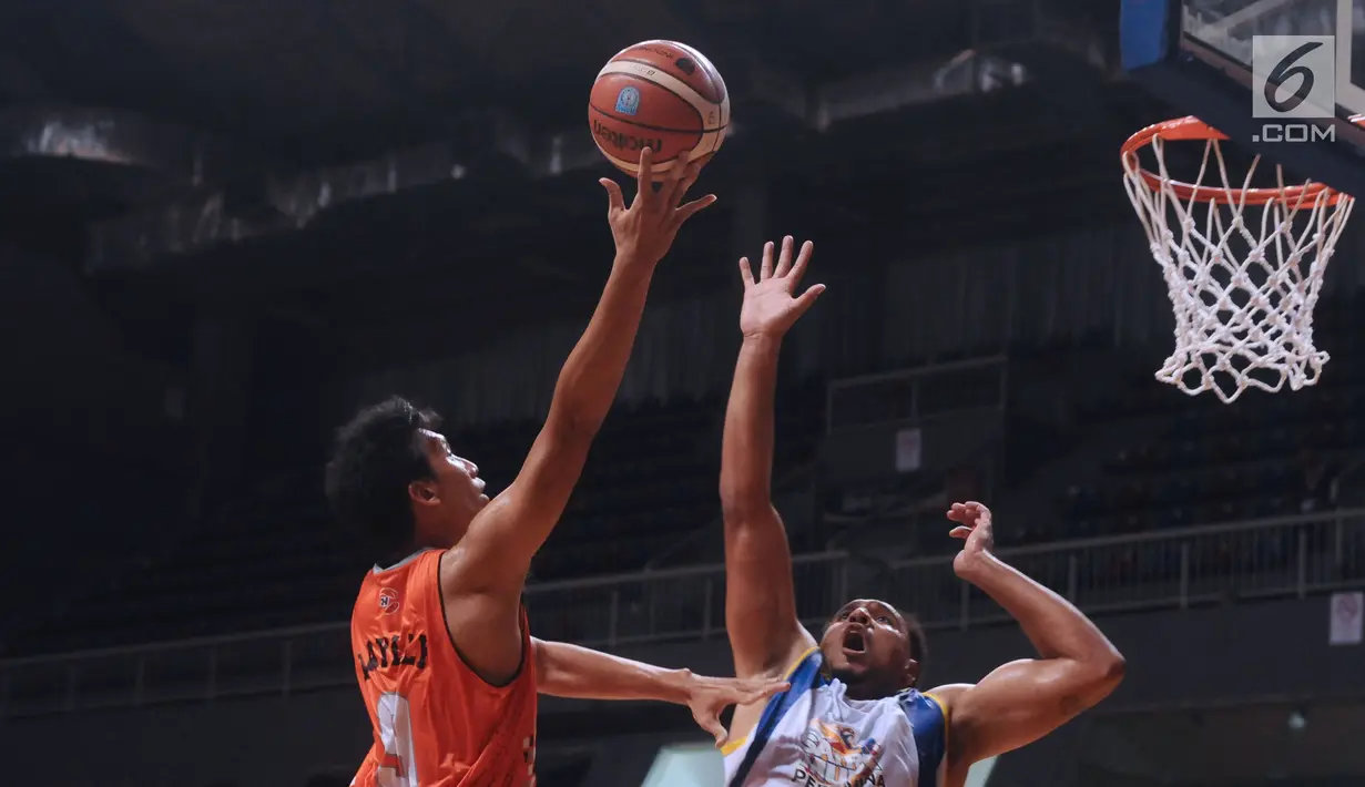 Pebasket NSH Jakarta, Raylly Pratama (kiri) mencoba memasukkan bola saat laga melawan Satria Muda Pertamina pada Perbasi Cup 2017 di Britama Arena, Jakarta, Rabu (8/11). NSH Jakarta kalah 67-83. (Liputan6.com/Helmi Fithriansyah)