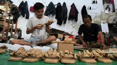 Perajin alas kaki menyelesaikan pembuatan sandal di kawasan Bojongsari, Depok, Jawa Barat, Selasa (22/2/2022). UMKM alas kaki kembali tumbuh menggeliat setelah sempat goyang pada awal masa pandemi yang menyebabkan sejumlah UMKM tutup tidak beroperasi. (merdeka.com/Arie Basuki)