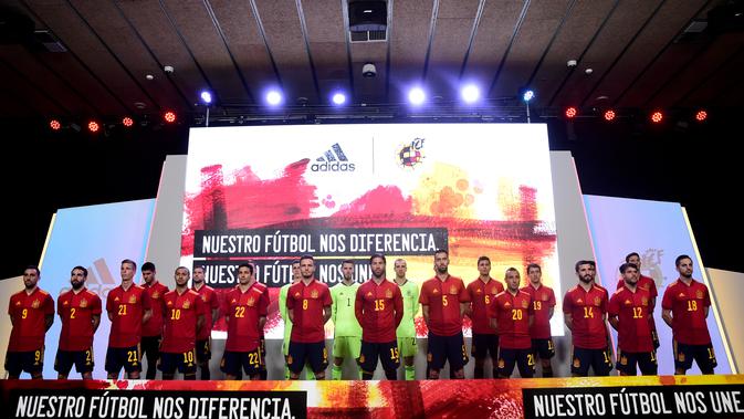 Jersey Baru Timnas Spanyol: Pemain Timnas Spanyol berpose saat presentasi jersey baru untuk Piala Eropa 2020 di Las Rozas de Madrid, Spanyol, Selasa (12/11/2019). Timnas Spanyol memperkenalkan jersey baru untuk menyambut Piala Eropa 2020. (OSCAR DEL POZO/AFP)