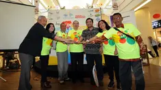 Ketua Pundi Amal SCTV, M Risanggono (kiri) bersama penyelenggara ”Run for Leprosy” berfoto bersama usai menggelar jumpa pers di Mall Alam Sutera, Tangerang, Kamis (26/2/2015). (Liputan6.com/Helmi Fithriansyah)