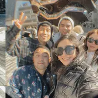 Bukan dengan Sheila Dara, Vidi Aldiano terlihat sedang berlibur bersama sahabatnya ke Amerika Serikat, Enzy, Jessica Mila, Febby Rastanty, Yuki Kato, dan masih banyak lagi. Berikut tampilan mereka saat liburan.