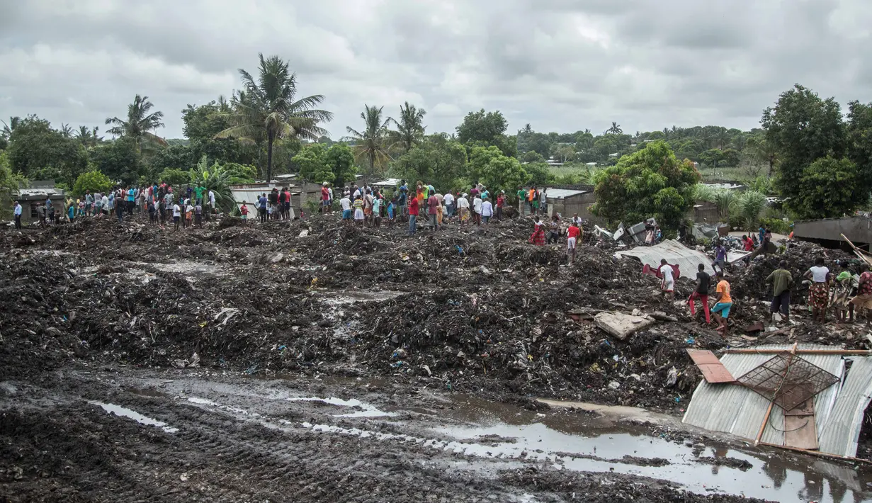 Sebuah gunungan sampah longsor di tempat pembuangan sampah Hulene, ibu kota Mozambik, Maputo,  Senin (19/2). Tempat pembuangan sampah Hulene itu adalah salah satu yang terbesar di Maputo. (MAURO VOMBE / AFP)