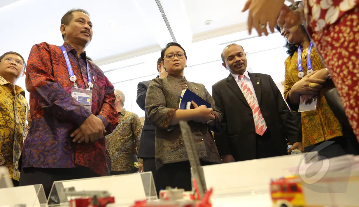 Menlu RI Retno Marsudi (tengah) melihat lihat hasil kerajinan pada Pameran Kerjasama Selatan-Selatan Triangular (KSST) di Jakarta, (19/4/2015). Pameran merupakan rangkaian KTT Asia Afrika 2015. (Liputan6.com/Herman Zakharia)