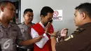 Petugas membuka borgol pelaku pembunuhan Deudeuh Alfi Sahrin alias Tata Chubby di Pengadilan Negeri Jakarta Selatan, Senin (2/11/2015). Sidang kembali digelar dengan agenda pembacaan tuntutan Jaksa Penuntut Umum. (Liputan6.com/Yoppy Renato)