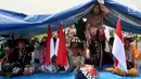 Petani Pegunungan Kendeng melakukan aksi teatrikal dan mendirikan tenda di depan Istana Merdeka, Jakarta, Senin (4/9). Sebanyak tujuh bendera Merah Putih dikibarkan di setiap tiang tenda yang didirikan di seberang Istana. (Liputan6.com/Johan Tallo)