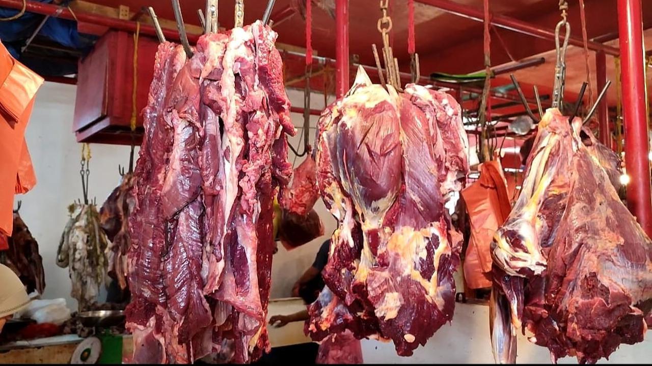 Harga daging sapi di Pasar Bersehati Manado melonjak menjelang perayaan Lebaran Idul Fitri.