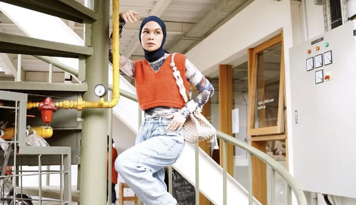 Hijab dengan model lilitan juga bisa dikombinasikan dengan vest yang sedang tren saat ini. Pakaian  Tantri Namirah yang colorful ini bisa jadi rekomendasimu. (Instagram @tantrinamirah)