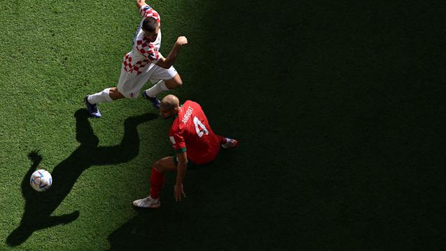 Foto: Datang untuk Perkuat Pertahanan MU, Ini Aksi Tangguh Sofyan Amrabat saat Piala Dunia 2022 Qatar