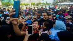 Bakal Calon Gubernur (Bacagub) DKI Jakarta, Anies Baswedan dikerumuni warga saat berolahraga di kawasan Bundaran Hotel Indonesia (HI), Jakarta, Minggu (4/8/2024). (merdeka.com/Arie Basuki)