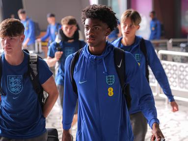 Rombongan kedua Timnas Inggris U-17 2023 tiba di Terminal 3 Bandara Soekarno Hatta, Tangerang, Banten menjelang Piala Dunia U-17 2023 pada Jumat (03/11/2023). Sebanyak 16 personel yang terdiri dari 10 pemain dan 6 ofisial mendarat pada pukul 13.20 menggunakan maskapai Cathay Airlines. Terlihat ada pemain muda Chelsea Josh Acheamopong, pemain muda Southampton Taylor Dibling, dan pemain muda Sunderland Chris Rigg pada rombongan tersebut. (Bola.com/Bagaskara Lazuardi)