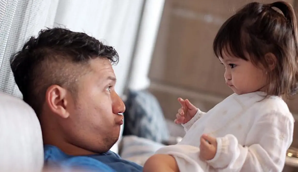 Aksi kocak juga dilakukan oleh Gading Marten bersama dengan putrinya, Gempita Nora Marten. Kelucuan buah hatinya ini membuat Gempi memiliki banyak penggemar. (Instagram/gadiiing)