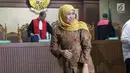 Gubernur Jawa Timur Khofifah Indar Parawansa saat jeda menjadi saksi pada sidang lanjutan suap seleksi pengisian jabatan di Kementerian Agama dengan terdakwa Haris Hasanuddin dan M Muafad Wirahadi, Pengadilan Tipikor, Jakarta, Rabu (3/7/2019). (Liputan6.com/Helmi Fithriansyah)