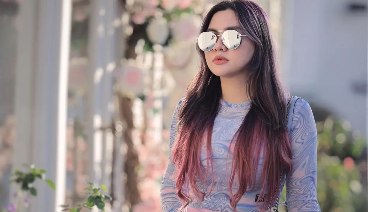 Nampaknya liburan kali ini, Vicky tidak pergi bersama suami dan dua anaknya. Terlihat pelantun lagu Kenangan Terindah ini jalan-jalan bareng temannya. Rambutnya yang diwarnai merah keunguan itu juga berhasil mencuri perhatian. (Liputan6.com/IG/@vickyshu)