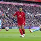 Pemain Manchester City Kevin De Bruyne menembak ke gawang Manchester City pada pertandingan Liga Inggris di Anfield, Liverpool, Inggris, Minggu (3/10/2021). Pertandingan berakhir imbang 2-2. (Peter Byrne/PA via AP)