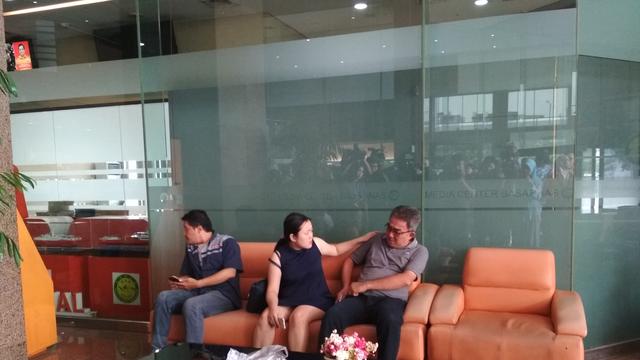 Keluarga korban pesawat Lion Air jatuh mendatangi Gedung Basarnas.
