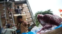 Sebanyak 300 ton daging sapi beku asal Australia tiba di Gudang Bulog, Jakarta, Kamis (9/6). Kedatangan daging sapi beku impor ini merupakan bagian dari total jatah impor Perum Bulog tahun ini sebanyak 10.000 ton daging sapi. (Liputan6.com/Faizal Fanani)