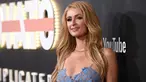 Aktris Paris Hilton berpose saat tiba di pemutaran perdana Los Angeles "Demi Lovato: Simply Complicated" di Teater Fonda, Los Angeles, California (11/10). Paris Hilton tampil dengan gaun seksi berwarna biru. (Photo by Chris Pizzello/Invision/AP)