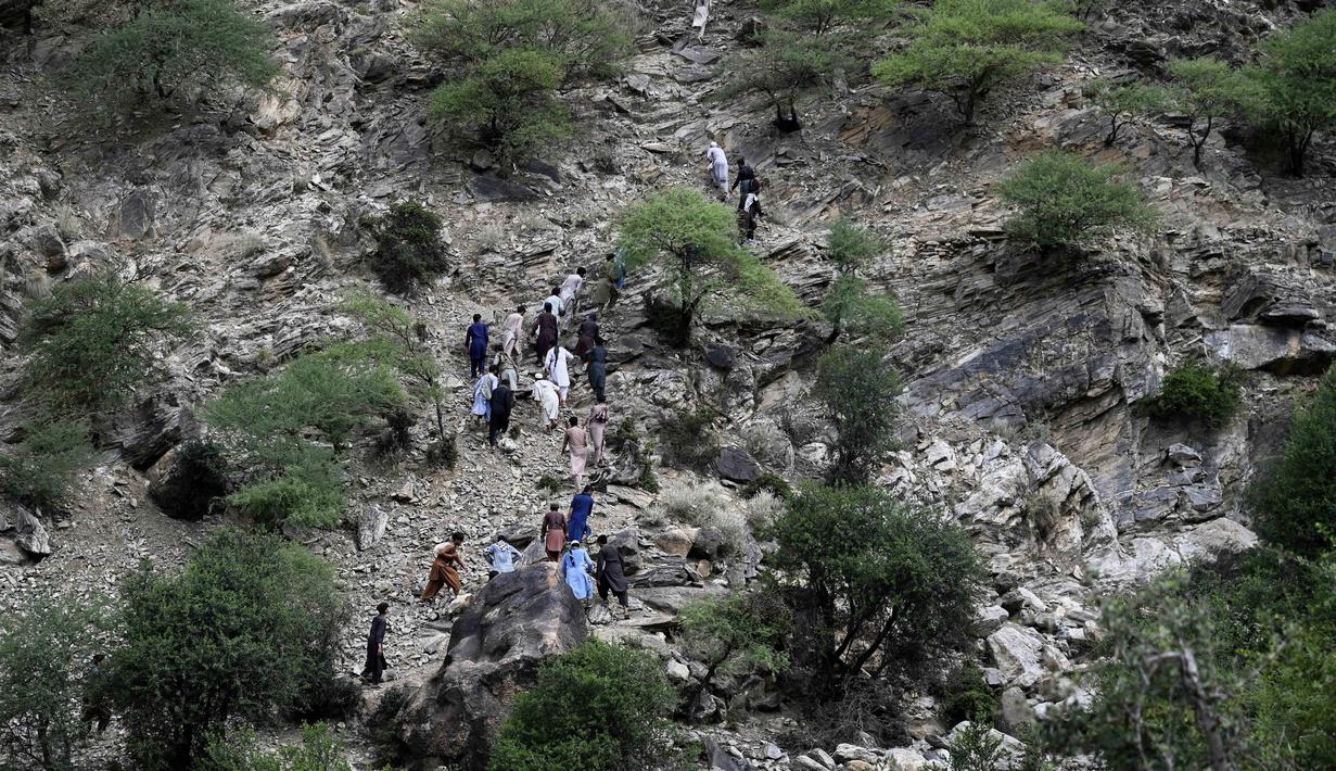 Warga dari kota dan desa sekitar terpaksa harus mendaki saat mencoba mencapai wilayah yang dilanda gempa untuk membantu para korban di distrik Nurgol, provinsi Kunar, Afghanistan timur, Selasa 2 September 2025. (AP Photo/Nava Jamshidi)