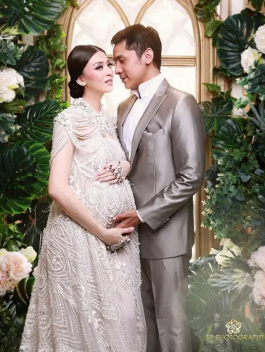 Pada kehamilan Donita yang kedua ini, Adi Nugroho menjadi sangat protektif dan perhatian. (instagram.com/donitabhubiy)