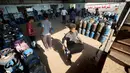 Diketahui, sebelum blokade Israel diperketat, otoritas pendudukan hanya mengizinkan sekitar 10 truk gas per hari masuk melalui Kerem Shalom dengan membawa sekitar 200 ton gas, atau kurang dari separuh kebutuhan harian Gaza. Tampak dalam foto, pekerja Palestina memuat tabung gas setelah diisi untuk pertama kalinya dalam setahun, di stasiun pengisian resmi di kamp pengungsi Nuseirat, di bagian tengah Jalur Gaza, pada 10 November 2025. (Eyad Baba/AFP)