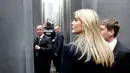 Ivanka Trump saat mengunjungi Memorial to the Murdered Jews of Europe di Berlin, Jerman (25/4). Tempat tersebut adalah sebuah memorial untuk mengenang orang-orang Yahudi korban pembunuhan oleh Nazi. (AP/Micheal Sohn/Pool)