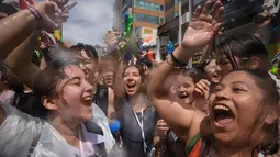 Para peserta bersuka ria selama Festival pistol air Sinchon di area Sinchon, Seoul, Minggu (7/7/2019). Festival musim panas yang membawa permainan air ke tengah kota ini cukup digandrungi baik warga lokal maupun wisatawan asing. (Photo by Ed JONES / AFP)