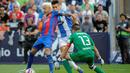 Pemain Barcelona, Neymar, berusaha mencetak gol ke gawang Leganes pada laga lanjutan La Liga 2016-2017, di Estadio Municipal de Butarque, Sabtu (17/9/2016). (AFP/Pedro Armestre)