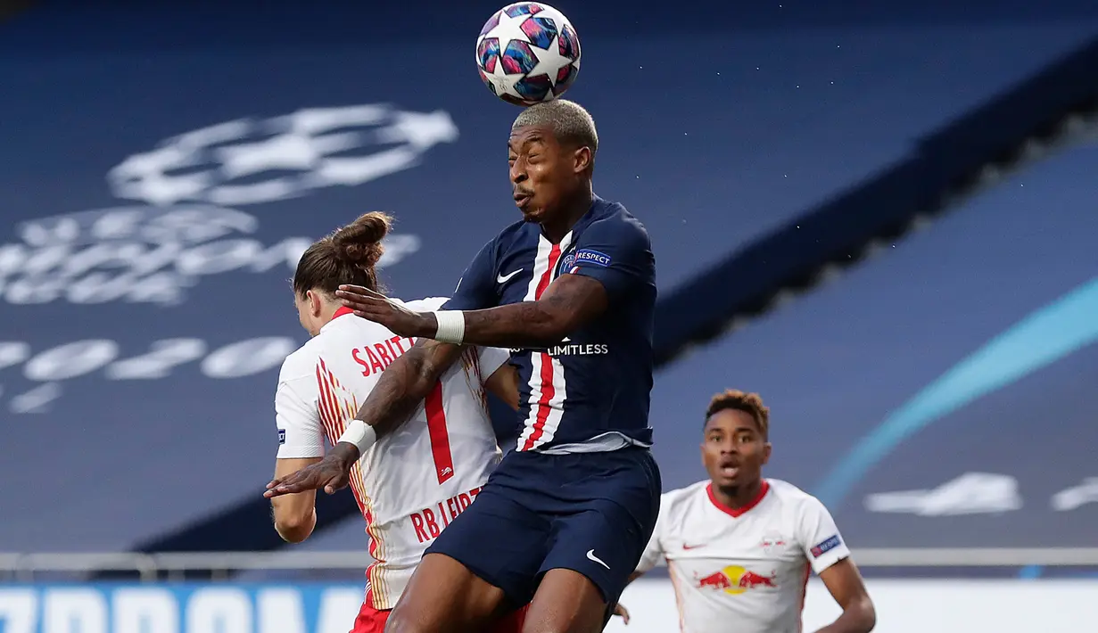 Bek Paris Saint-Germain (PSG), Presnel Kimpembe (tengah) menyundul bola saat berebut dengan gelandang RB Leipzig, Marcel Sabitzer pada partai semifinal Liga Champions di Estadio da Luz, Selasa (18/8/2020). PSG melaju ke final Liga Champions setelah mengandaskan Leipzig 3-0. (Manu Fernandez/POOL/AFP)