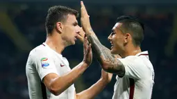 Striker AS Roma, Edin Dzeko, bersama Leandro Paredes merayakan gol yang dicetaknya ke gaawang AC Milan pada laga Serie A di Stadion San Siro, Milan, Minggu (7/5/2017). Dzeko menjadi top scorer Serie A dengan 29 gol. (EPA/Matteo Bazzi)