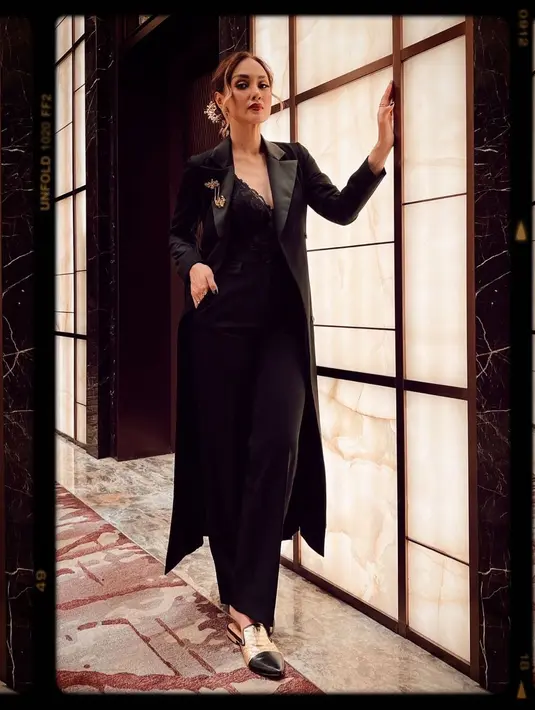 Sara Wijayanto tampil edgy misterius padukan lingerie dengan long blazer dan celana panjang. Aksesori broche dan headpiece jadi sentuhan etnik [@sarawijayanto]