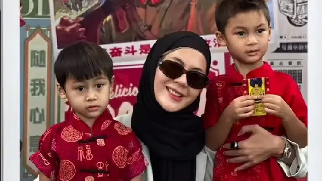 Paula Verhoeven Temani Kiano dan Kenzo Tonton Barongsai di Sekolah sambil Bagikan Angpao