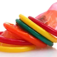 Dokter memasukkan kondom untuk menyelematkan nyawa seorang pria yang usai telan tutup botol bir. (Via: Menshealth.com)