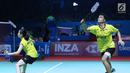 Ganda campuran Indonesia, Ricky Karandasuwardi/Debby Susanto mengembalikan kok ke arah He Jiting/Du Yue (China) pada Indonesia Open 2018 di Istora GBK, Jakarta, Selasa (3/7). Ricky/Debby unggul. 17-21, 21-13, 24-22 (Liputan6.com/Helmi Fithriansyah)