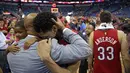 Forward New Orleans Pelicans Anthony Davis memeluk pelatih Monty Williams (membelakangi kamera) setelah memenangi pertandingan melawan San Antonio Spurs di New Orleans, 15 April.
