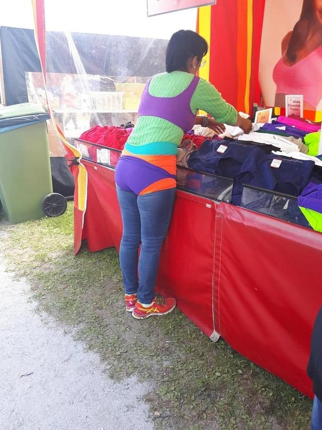 6 Potret Kocak Orang Jualan Pakaian Ini Bikin Tepuk Jidat