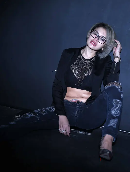 Nikita Mirzani ditemui di kawasan Cilandak, Jakarta Selatan, Rabu (18/1/2017). Niki tampil dengan celana jeans sobek-sobek dengan atasan warna hitam yang memperlihatkan tato di perutnya. (Nurwahyunan/Bintang.com)