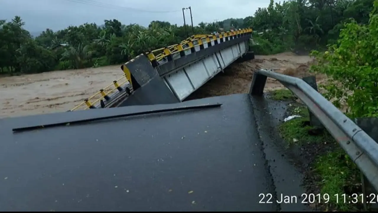 Jembatan penghubung desa di Kecamatan Manuju Kabupaten Gowa, Sulsel ambruk akibat derasnya air sungai Je'ne Lata (Liputan6.com/ Eka Hakim)