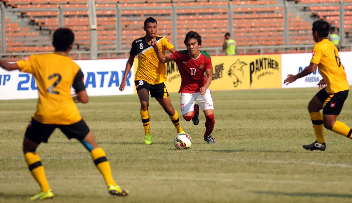 Gelandang timnas Indonesia U-23, Paulo Sitanggang (kedua kanan) berusaha lolos dari kepungan pemain Brunei Darussalam di laga kualifikasi grup H Piala Asia 2016 di Stadion GBK Jakarta, Minggu (29/3/2015). (Liputan6.com/Helmi Fithriansyah)