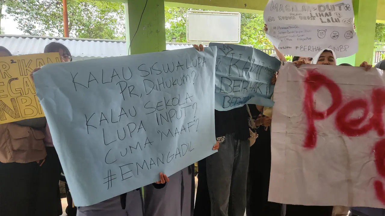 Puluhan siswa SMKN 1 Depok melakukan aksi protes usai pihak sekolah gagal mengupload data siswa mengikuti SNBP. (Liputan6.com/Dicky Agung Prihanto)