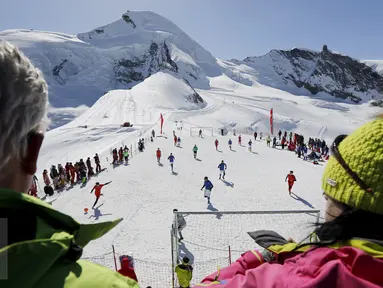 Penonton menyaksikan pertandingan antara Swiss melawan Italia dalam kompetisi The Euro 2016 of the Mountain Villages Soccer Tournament di Gletser Allalin, Swiss (12/3/2016). (Reuters/Ruben Sprich)