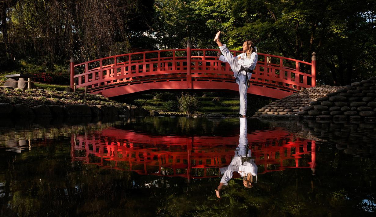 Atlet taekwondo Prancis, Magda Wiet Henin berpose di dalam Taman Jepang di Museum Albert Kahn Paris, Prancis pada 23 April 2024, menjelang Olimpiade dan Paralimpiade Paris 2024. Taman Jepang ini dibuat oleh bankir dan filantropis Perancis Albert Kahn antara tahun 1895 dan 1910. (AFP/Joel Saget)