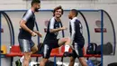 Penyerang Prancis Olivier Giroud, Antoine Griezmann dan Kylian Mbappe melakukan pemanasan selama sesi latihan tim di Andorra La Vella (10/6/2019). Prancis akan bertanding melawan timnas Andorra pada grup H Kualifikasi Piala Eropa 2020 di Estadi Nacional d'Andorra. (AFP Photo/Franck Fife)
