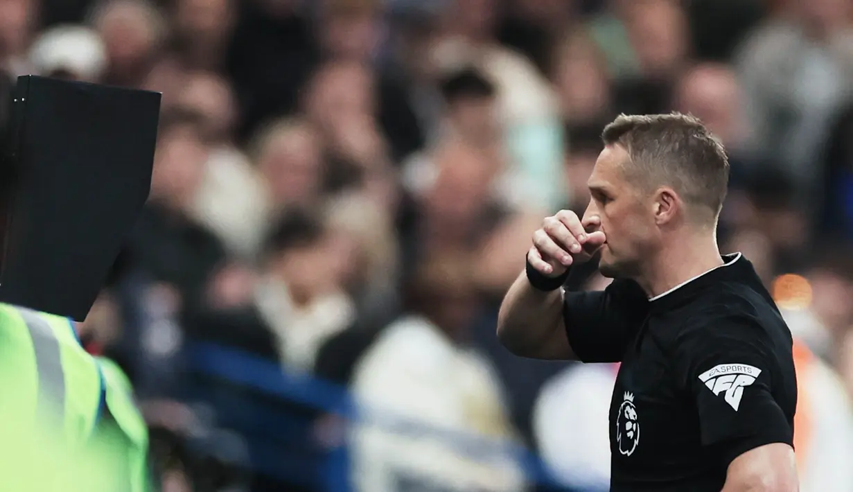 Wasit Craig Pawson memeriksa VAR saat pertandingan Chelsea vs Tottenham Hotspur dalam laga pekan 30 Premier League di Stadion Stamford Bridge, Jumat (4/4/2025) dini hari WIB. (AP Photo/Ian Walton)