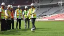 Menteri Keuangan Sri Mulyani Indrawati menendang bola saat menjajal rumput Stadion Utama Gelora Bung Karno di Senayan, Jakarta, Kamis (23/11). Selain meninjau pembangunan, Sri Mulyani juga menjajal rumput di Stadion Utama GBK (Liputan6.com/Angga Yuniar)